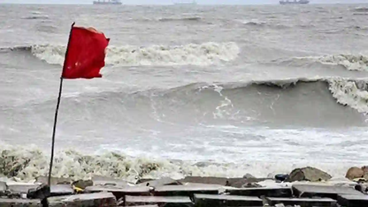 সাগরে নিম্নচাপ, চার সমুদ্রবন্দরে ৩ নম্বর সতর্ক সংকেত