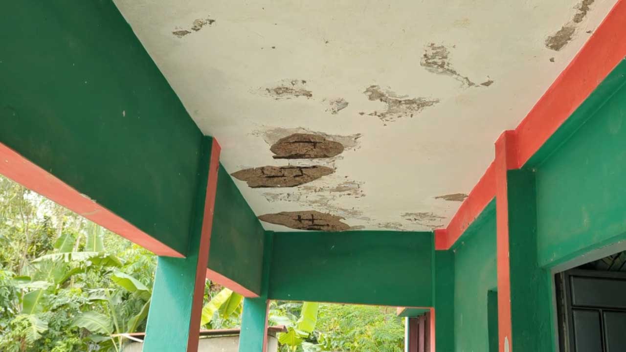 ‘ভয় নিয়ে ক্লাস করি, কখন যে ছাদ ধসে পড়ে’