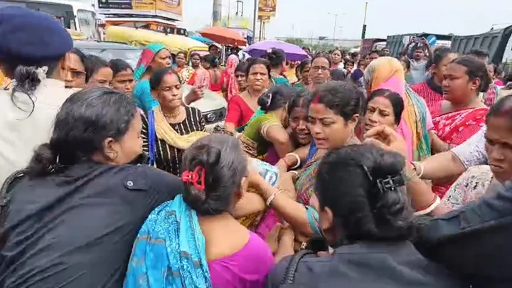 নারী আন্দোলনে উত্তাল পশ্চিমবঙ্গ, পুলিশের লাঠিচার্জ