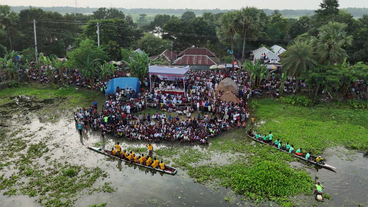 কুষ্টিয়ার বহলার বিলে টিনের ডিঙ্গিতে নৌকাবাইচ। ছবি: এশিয়া পোস্ট