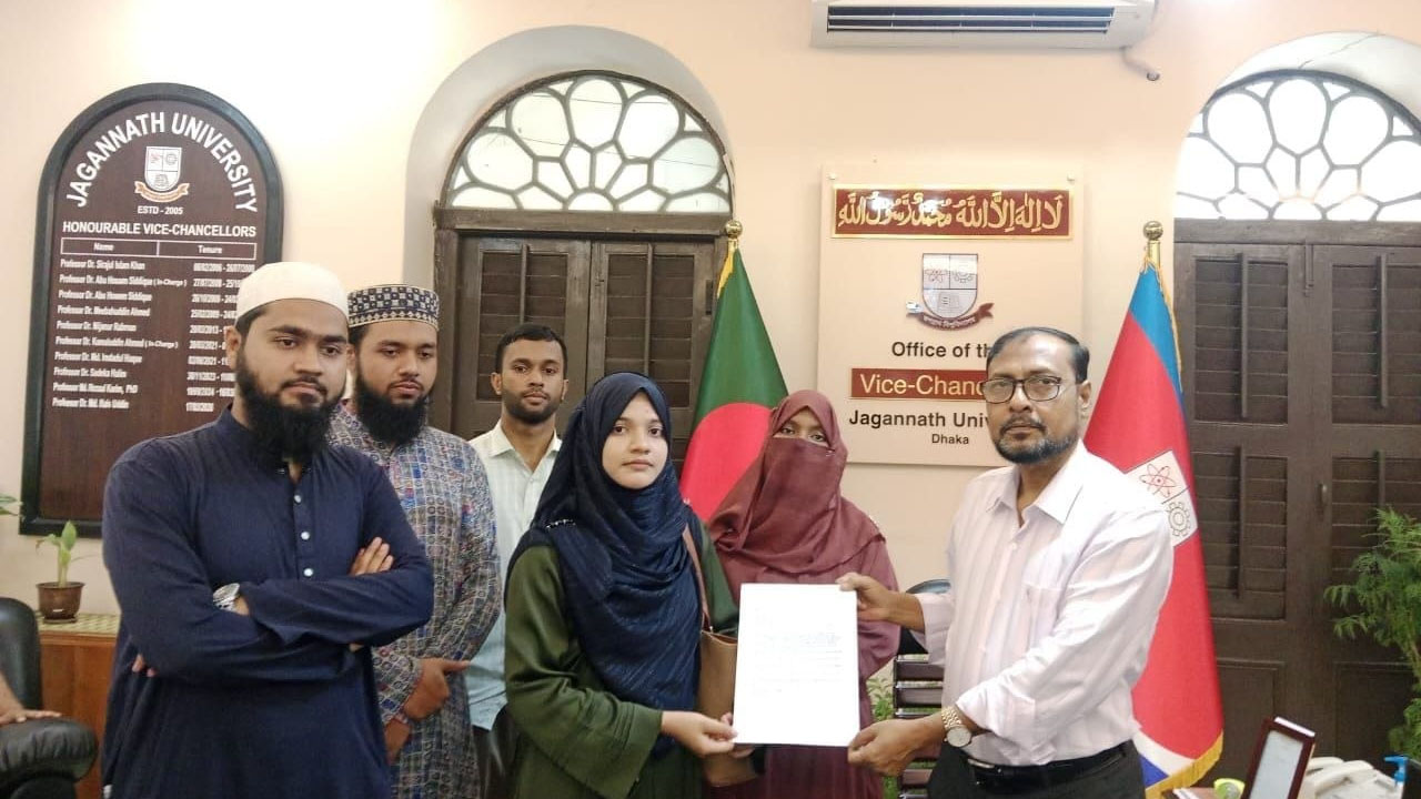 মানববন্ধন শেষে শিক্ষার্থীরা উপাচার্যের কাছে স্মারকলিপি প্রদান করে। ছবি: এশিয়া পোস্ট