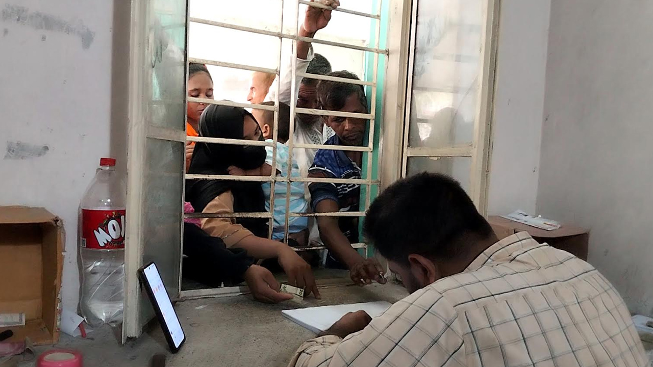 তিন টাকার টিকিটে দিতে হয় ৫ টাকা