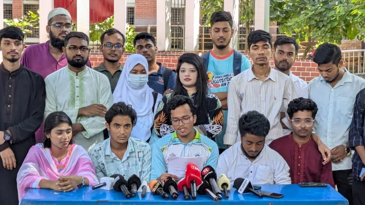 চলমান ব্যাচের অধিকার নিয়ে ১৩ দফা দাবি ঢাকা সেন্ট্রাল ইউনিভার্সিটির শিক্ষার্থীদের