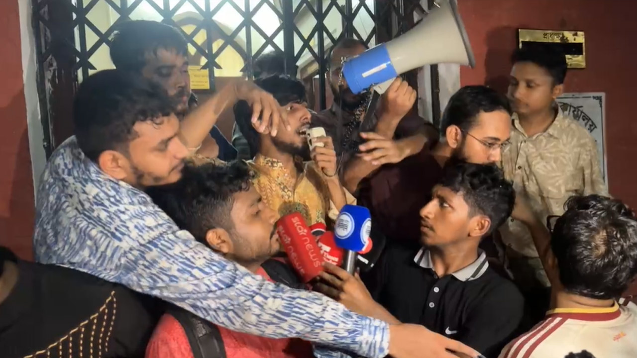 মধ্যরাতে উত্তাল ঢাকা বিশ্ববিদ্যালয়