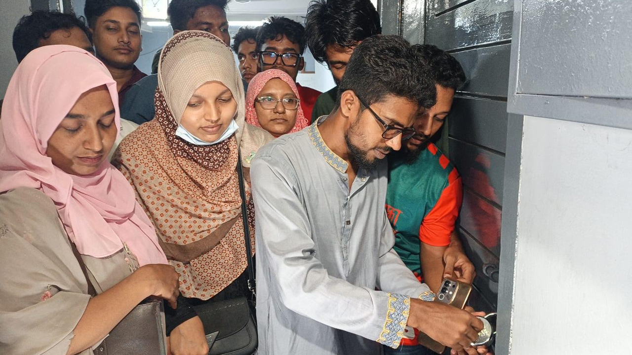 বরিশালে সিভিল সার্জনের অপসারনের দাবিতে কক্ষে তালা