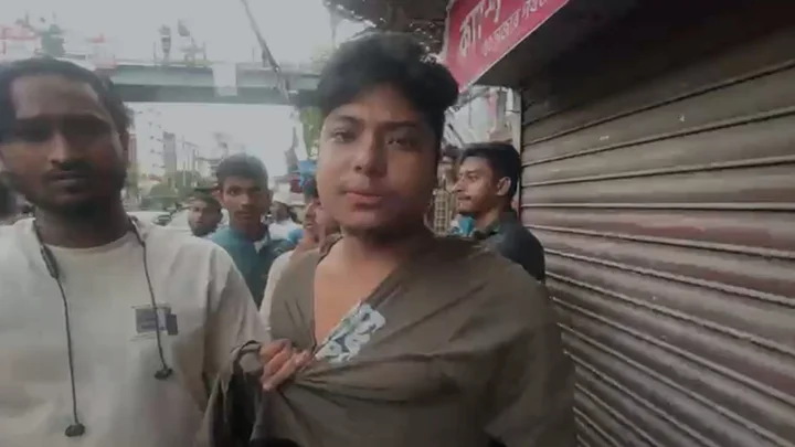 বাঙলা কলেজে ছাত্রলীগ সন্দেহে শিক্ষার্থী আটকের পর পুলিশে হস্তান্তর