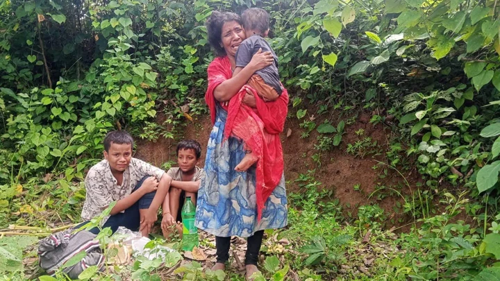 সীমান্তে ফেলে যাওয়া ভারতীয় নারীর আকুতি ‘মুম্বাই মে ভেজ দো’