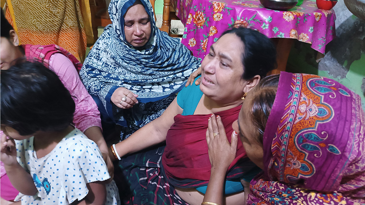সন্তান, নাতনি ও পুত্রবধূকে হারিয়ে কান্নায় ভেঙে পড়েন মা স্বপ্না দত্ত। ছবি: এশিয়া পোস্ট