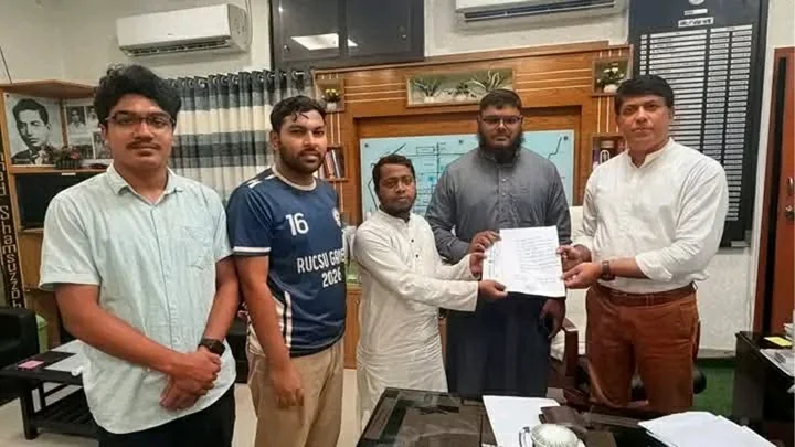 রাবিতে ভর্তি সহায়তা বুথ থেকে হারানো আইফোনের ক্ষতিপূরণ দিল ছাত্রশিবির 