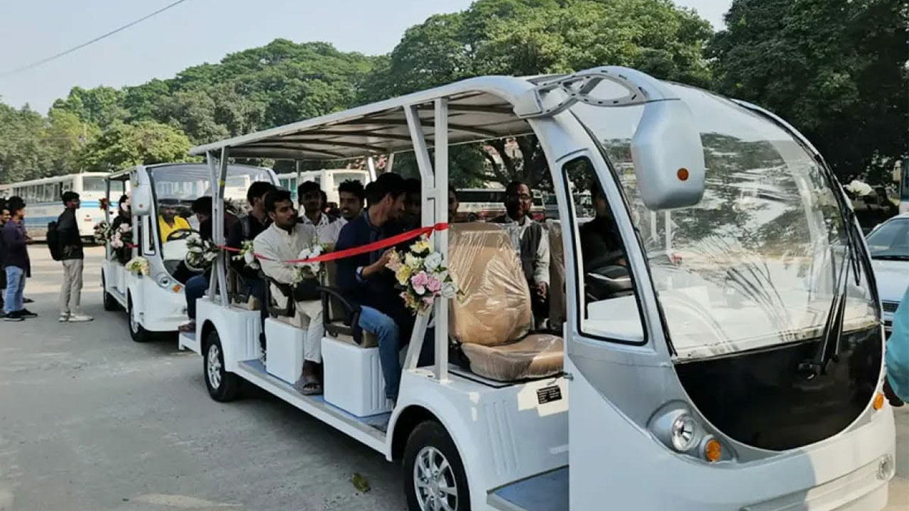 তিন মাস বন্ধ রাবির ই-কার, বাড়তি রিকশা ভাড়ায় ভোগান্তিতে শিক্ষার্থীরা