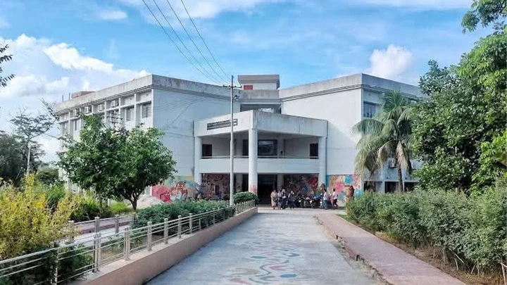 শিক্ষক-শ্রেণিকক্ষ-সরঞ্জাম সংকটে রাবির চারুকলা অনুষদ