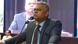 শিক্ষার্থীদের সমস্যা সমাধানে কাজ না করলে দ্বিতীয়বার সামনে আসব না: রাবি উপাচার্য