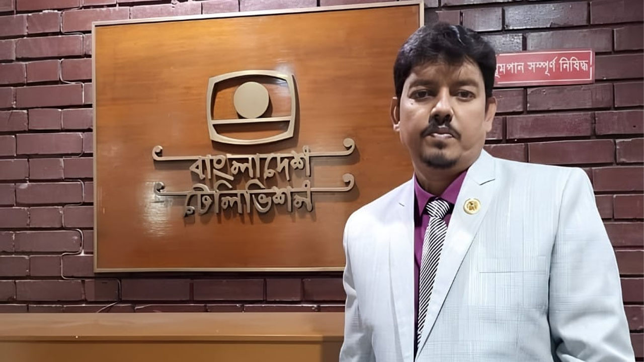 রাবি চিত্রকলা, প্রাচ্যকলা ও ছাপচিত্র বিভাগের শিক্ষক ড. সুজন সেন। ছবি: এশিয়া পোস্ট