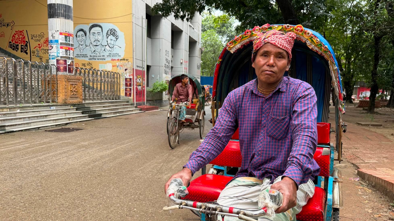 ‘ভাংতি নেই’ অজুহাতে রিকশাচালককে কাঁদিয়ে উধাও যুবক