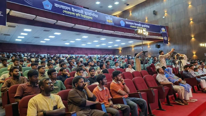 শেকৃবিতে শিবিরের নবীনবরণ অনুষ্ঠিত