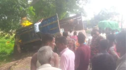 ‎সীতাকুণ্ডে গরুবাহী ট্রাক নিয়ন্ত্রণ হারিয়ে নিহত ১