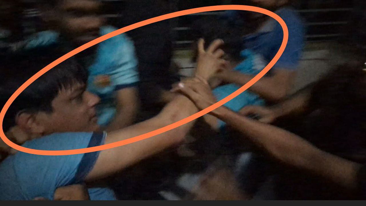 কুবিতে প্রশাসনের সামনে হওয়া সংঘর্ষে মারুফ হোসাইন। ছবি: এশিয়া পোস্ট