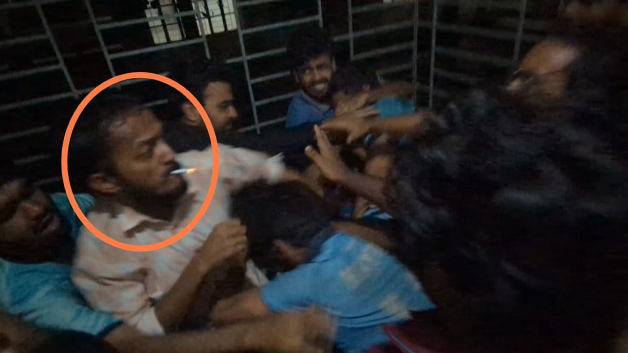 কুবিতে প্রশাসনের সামনে হওয়া সংঘর্ষে শনব দেবনাথ। ছবি: এশিয়া পোস্ট